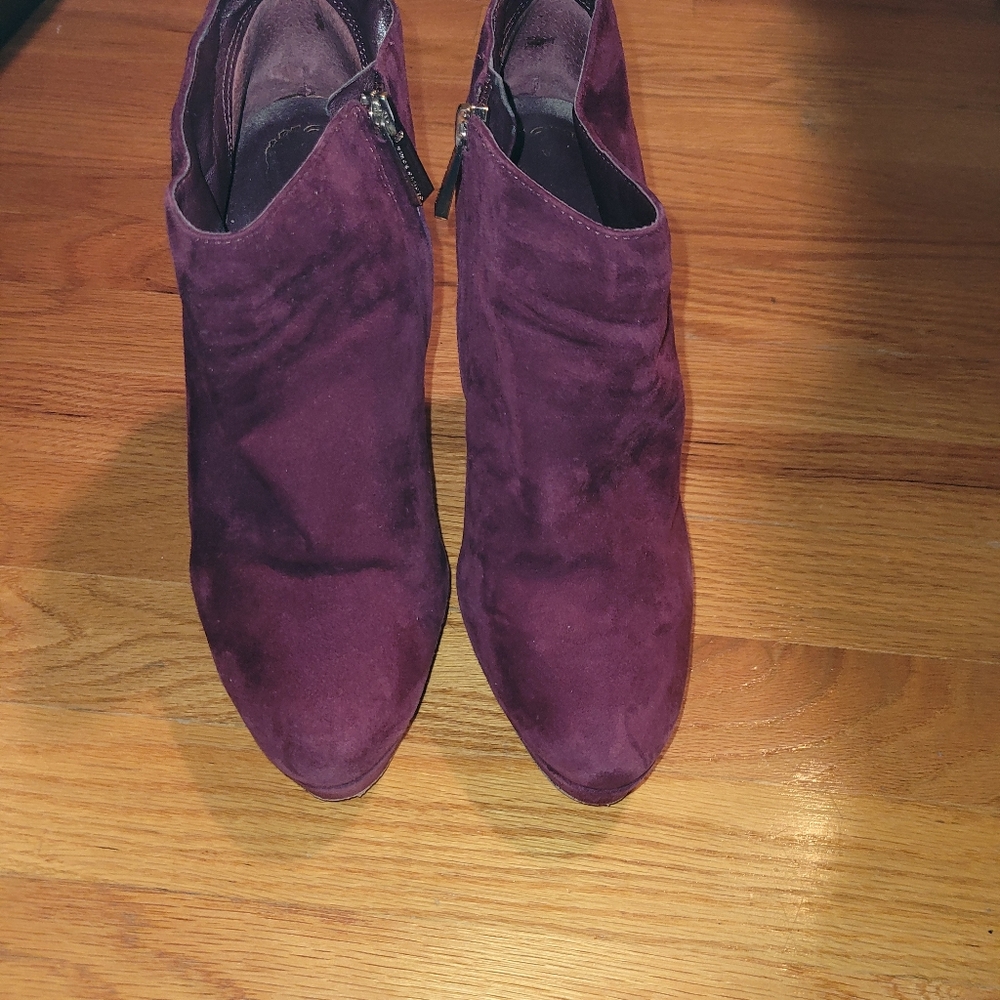 Vince Camuto size 9M Booties Color Burgundy